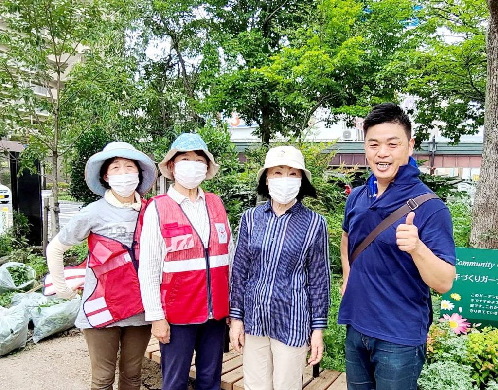 第3土曜日恒例の駅前&商店街の草刈り活動30人ぐらいのたくさんのご参加となりました先月に植えたひまわりも大きく育ち、ほっとひと安心7月30日には、もりやま夏祭りも開催されます。