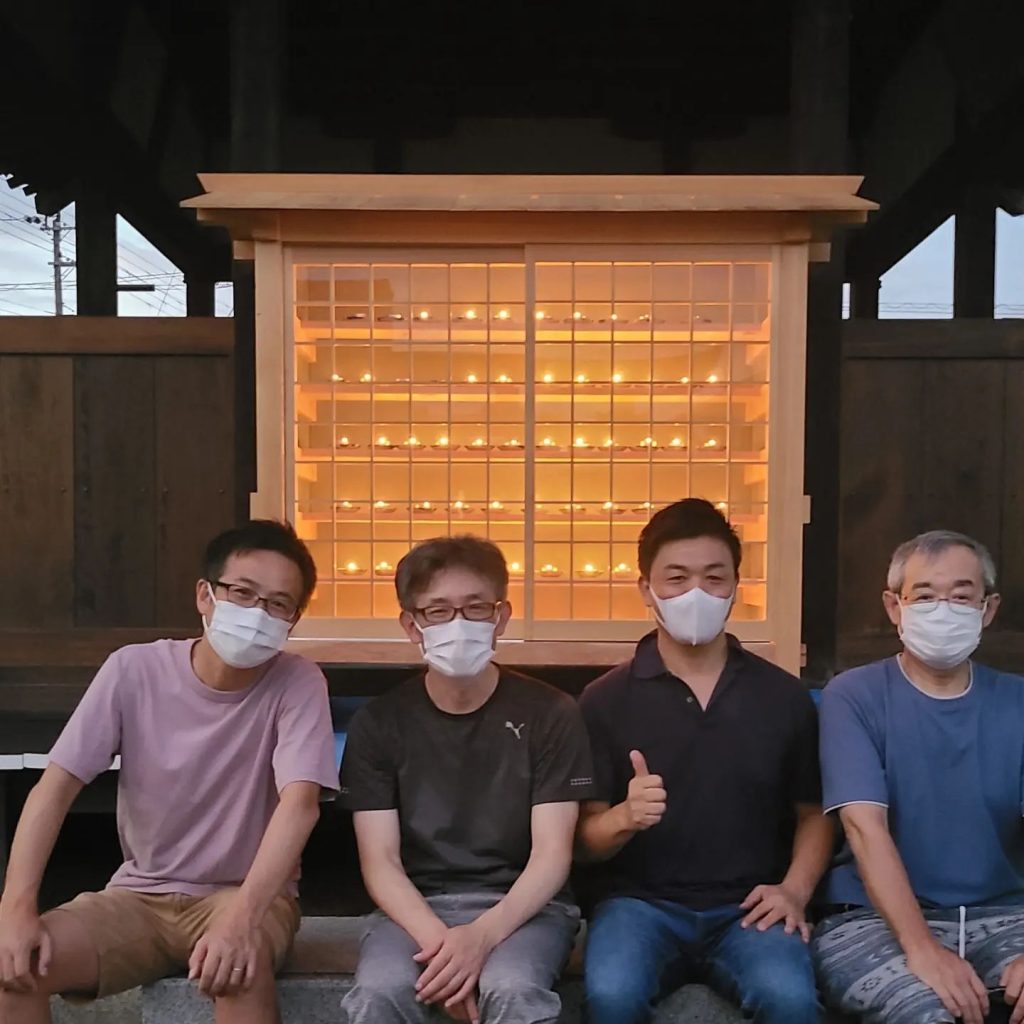 百灯町内の神社で百灯をしました夕暮れ時から灯されたろうそくの炎はゆらゆらとやさしい光を放ち、とても美しく神秘的な雰囲気になりました夏の終わりを感じます